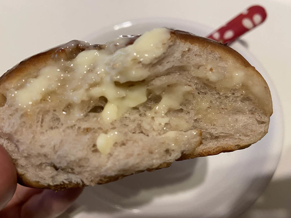 どこから食べても ザクザクのくるみ 新発売 くるみパン 食レポ